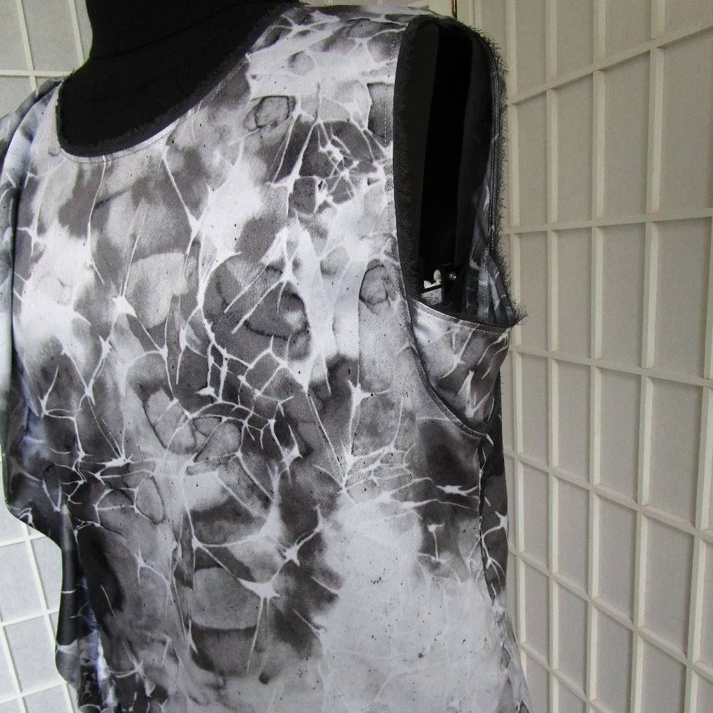 Unique Patterned Top - Picture 3 of 5